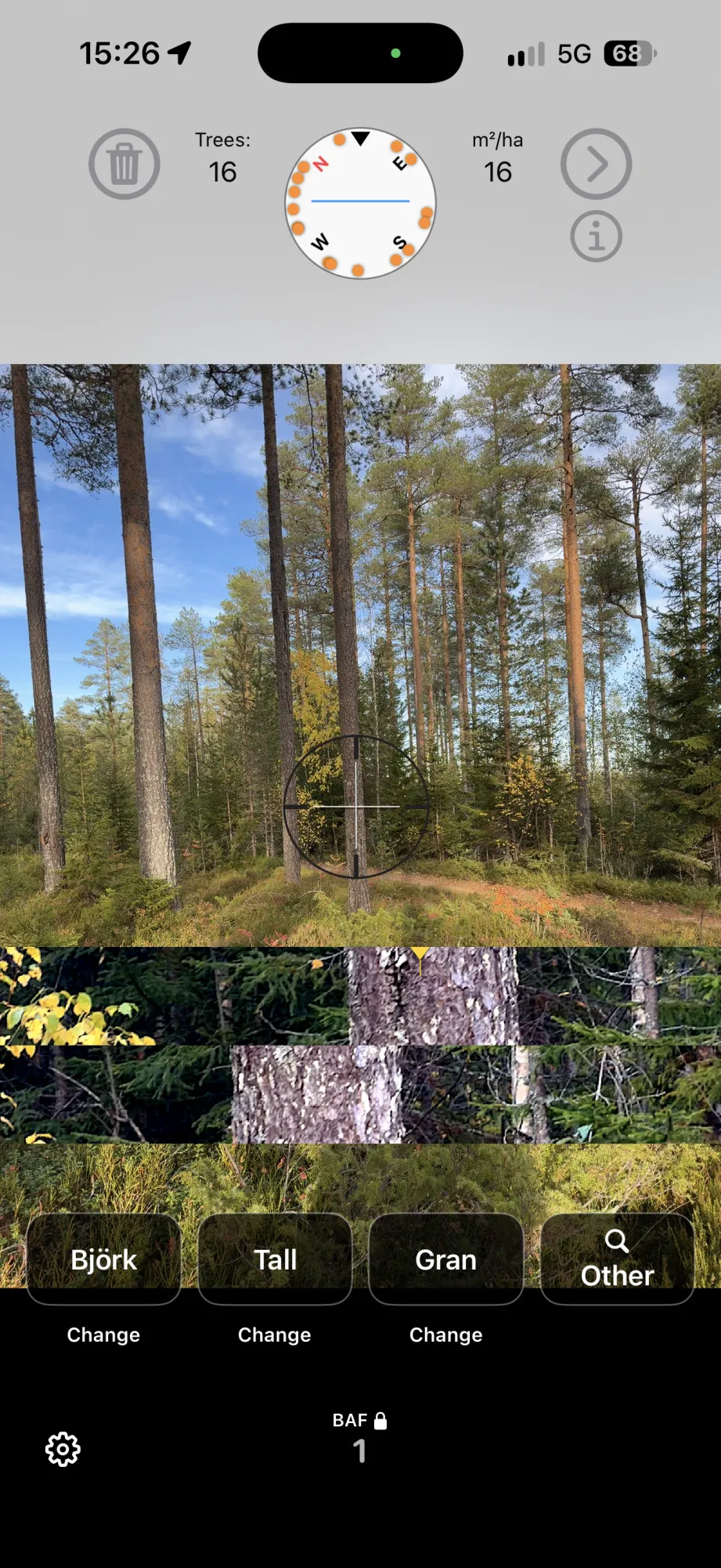 Muestreo con prisma en Arboreal Forest: la vista de prisma digital con los árboles contados, la brújula y el área basimétrica por hectárea